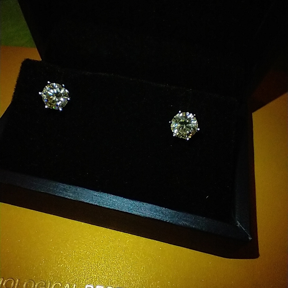 1 Carat Moissanite Diamond Stud Earrings.